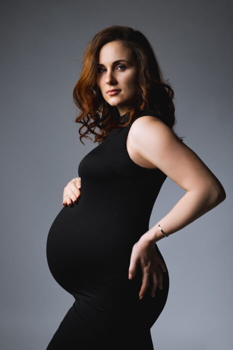 Babybauchshooting im Fotostudio. Foto 1