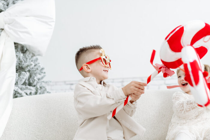 Weihnachts-Mini-Shooting – Kinderfoto mit Lolli