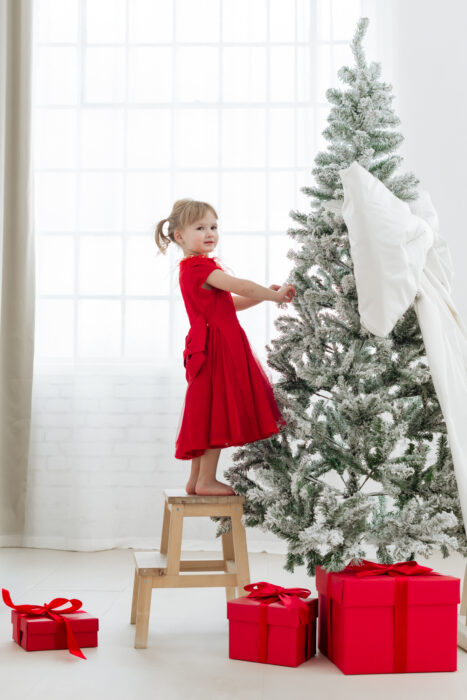 Weihnachts-Mini-Shooting – Kind am Weihnachtsbaum
