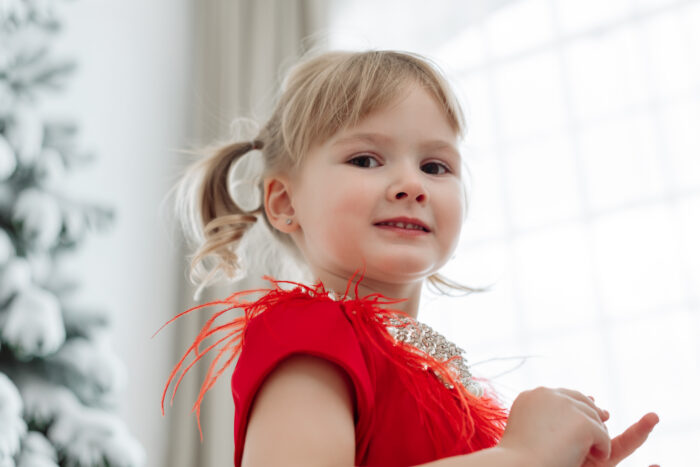 Weihnachts-Mini-Shooting – Kinderporträt im roten Kleid