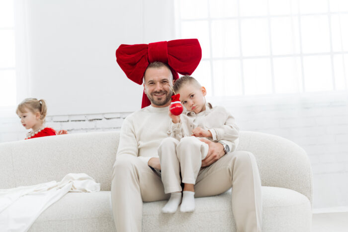 Weihnachts-Mini-Shooting – Vater mit Kindern auf dem Sofa