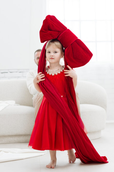 Weihnachts-Mini-Shooting – Mädchen mit roter Schleife