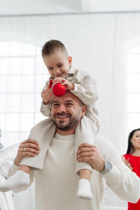 Weihnachts-Mini-Shooting – Vater und Kind auf den Schultern