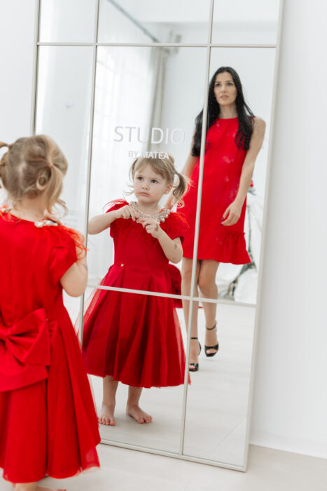 Weihnachts-Mini-Shooting – Mutter und Tochter vor dem Spiegel