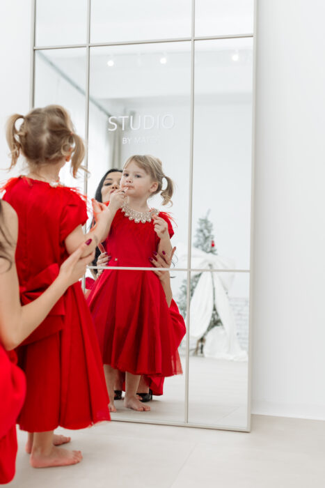 Weihnachts-Mini-Shooting – Mutter mit Kindern vor dem Spiegel