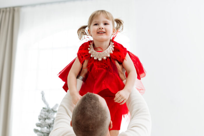 Weihnachts-Mini-Shooting – Vater und Tochter beim Spielen